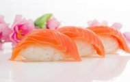 Hướng Dẫn Làm Sushi Cá Hồi Cho Bữa Tiệc Gia Đình Sang Trọng