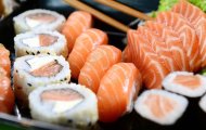 Sushi Cá Hồi Cuộn – Bí Quyết Giữ Cá Tươi và Cơm Chuẩn Vị Nhật