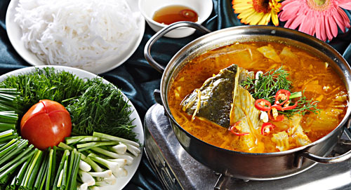 lẩu cá hồi măng chua cay
